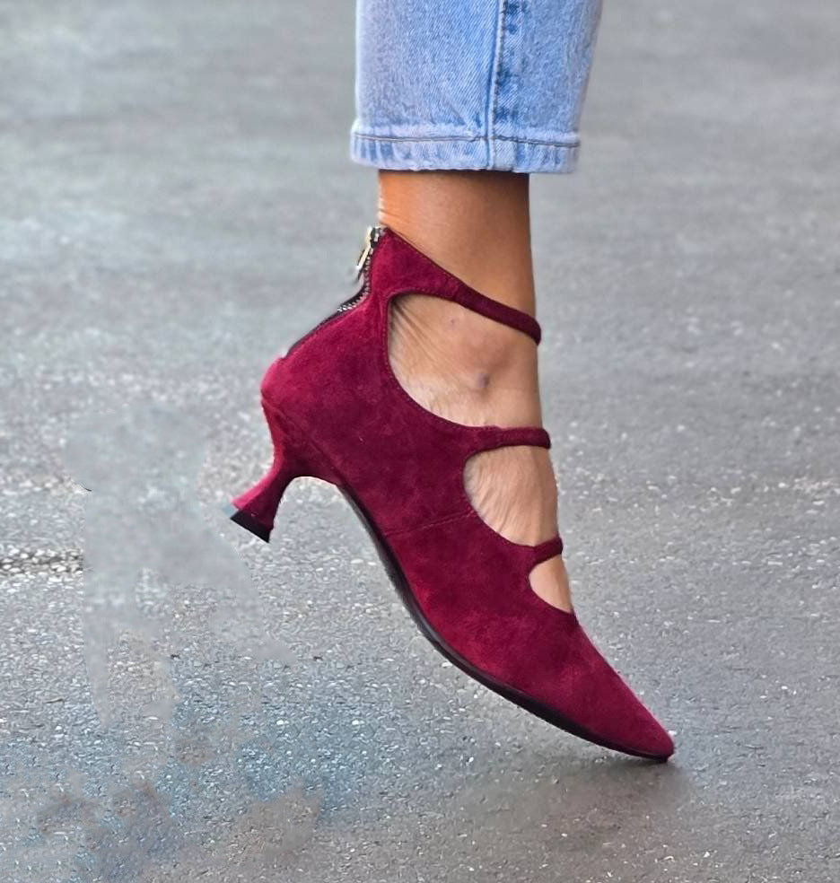 Mollie | DECOLLETE WITH STRAPS AND LOW HEEL